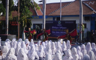 SELEBRASI SISWA-SISWI KELAS XII DI LAPANGAN BERSAMA WALI KELAS DAN BAPAK IBU GURU