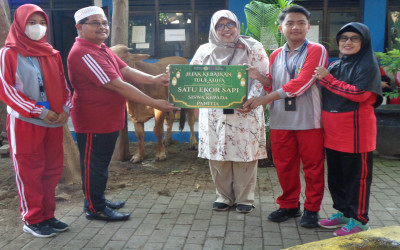 SEMANGAT BERKURBAN, MEMBANGUN KEPEDULIAN DAN KEBERSAMAAN WARGA SMKN 3 PROBOLINGGO